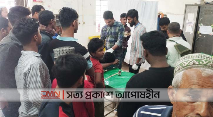 নড়াইলে সংঘর্ষে আহতদের হাসপাতালে চিকিৎসা দেওয়া হচ্ছে।