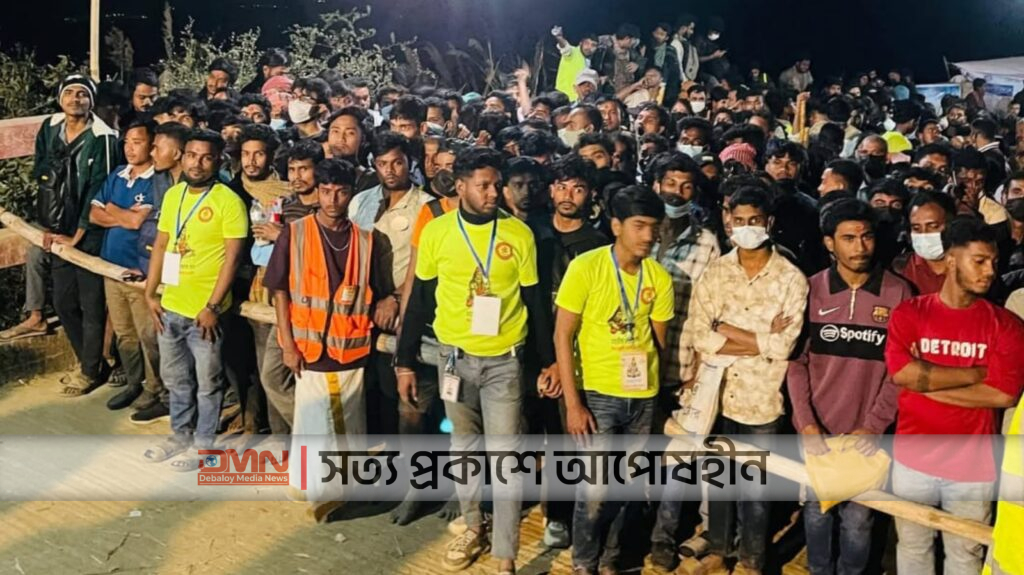 চন্দ্রনাথ ধামে আগত ভক্তদের সেবায় নিয়োজিত বাংলাদেশ হিন্দু মহাসংঘের স্বেচ্ছাসেবক টিম।