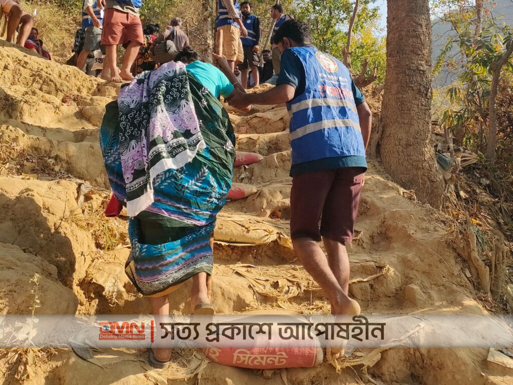 চন্দ্রনাথ ধামে ভক্তদের সহায়তায় দায়িত্ব পালন করছেন মহাকাল স্বয়ংসেবক ফাউন্ডেশনের স্বেচ্ছাসেবকেরা।