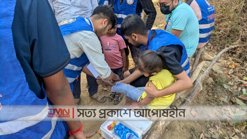 চন্দ্রনাথ ধামে অসুস্থ এক ভক্তকে প্রাথমিক চিকিৎসা দিচ্ছেন মহাকাল স্বয়ংসেবক ফাউন্ডেশনের স্বেচ্ছাসেবকেরা।