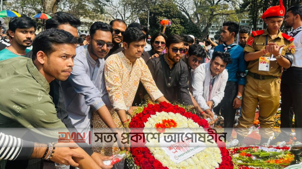 মহান শহীদ দিবসে কেন্দ্রীয় শহীদ মিনারে পুষ্পস্তবক অর্পণ করছে বাংলাদেশ জাতীয় হিন্দু মহাজোটের নেতৃবৃন্দ।