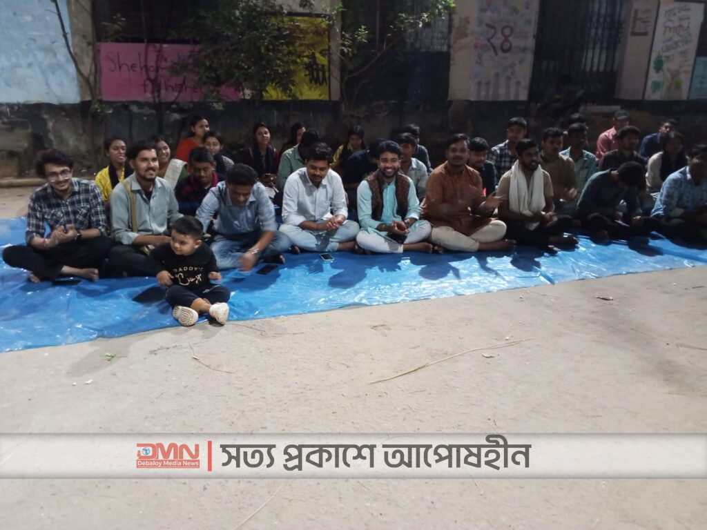 জগন্নাথ বিশ্ববিদ্যালয়ের কেন্দ্রীয় মন্দির পরিদর্শনে হিন্দু ছাত্র ও যুব মহাজোটের নেতৃবৃন্দ।