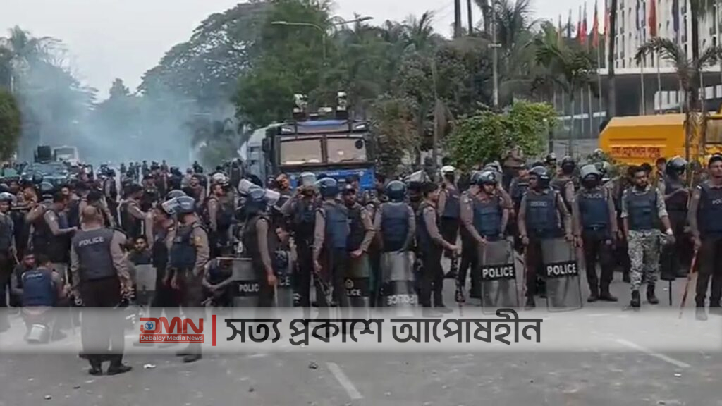 “যমুনা এলাকায় ইনকিলাব মঞ্চের বিক্ষোভ চলাকালীন পরিস্থিতি নিয়ন্ত্রণে আইনশৃঙ্খলা বাহিনী।”