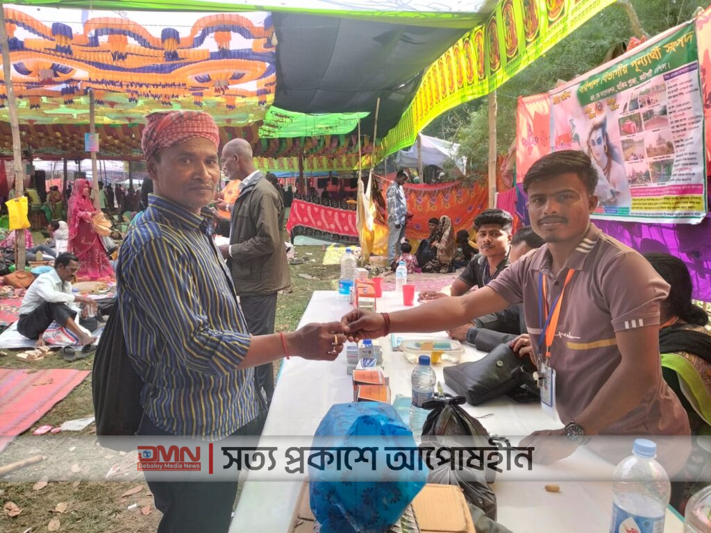 ছবি: সীতাকুণ্ডে ফ্রি মেডিকেল ক্যাম্পে সেবায় নিয়োজিত স্বেচ্ছাসেবক দল।