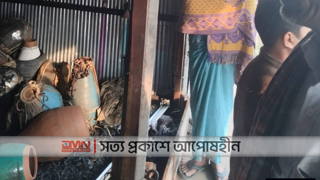 রংপুরের মিঠাপুকুরে ভোররাতে সনাতনী হিন্দু পরিবারের দোকানে অগ্নিকাণ্ড।
