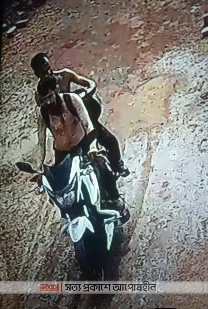 নেছারাবাদে হত্যাকাণ্ডের পর মোটরসাইকেলে পালিয়ে যাচ্ছে অভিযুক্ত দুই ব্যক্তি।