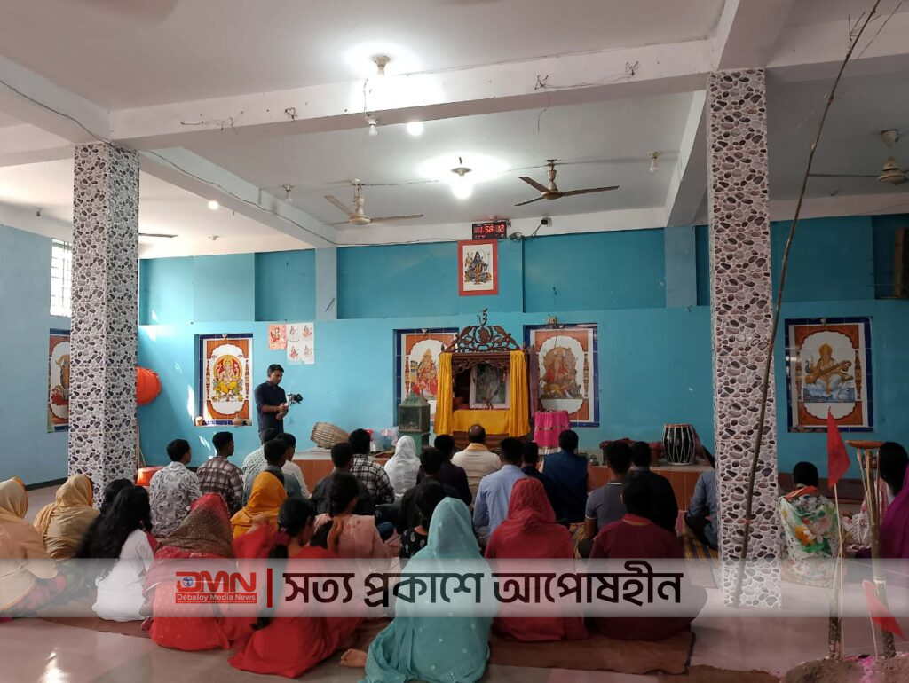 গীতা প্রচার ফাউন্ডেশনের আয়োজনে লালমনিরহাটে অনুষ্ঠিত গীতা শিক্ষা কর্মশালায় অংশগ্রহণকারীদের একাংশ।